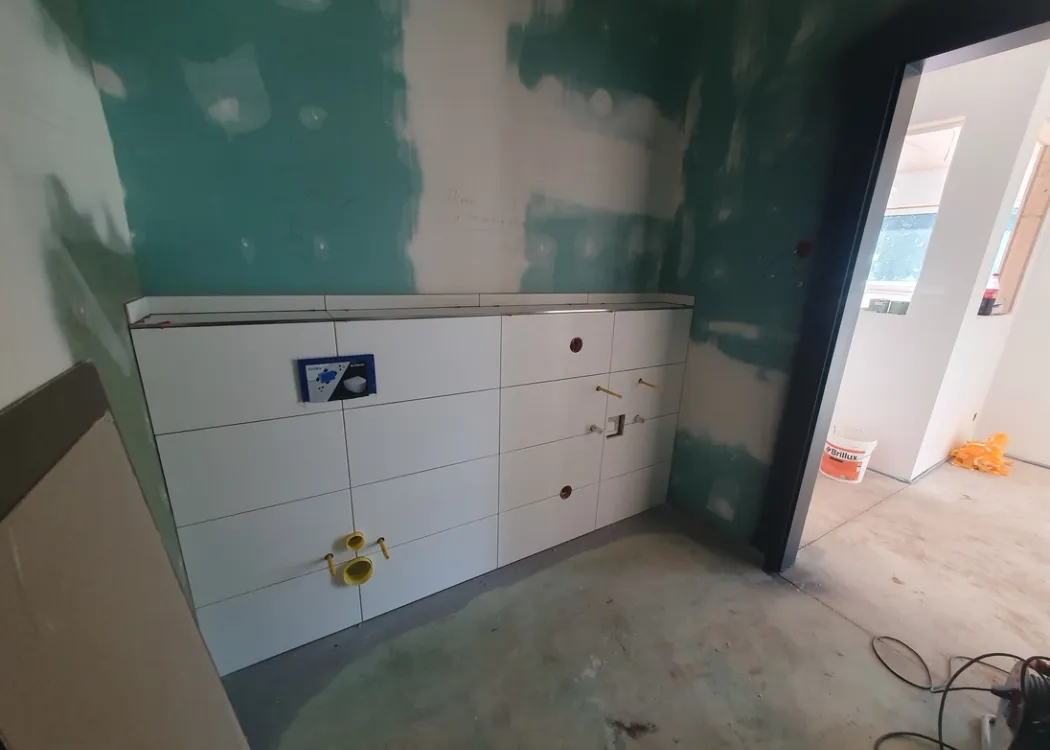 Innenaufnahme während des Umbaus oder Rohbaus der Tierarztpraxis Hohne im Harzklint. Unverputzte Wände, Installationen sichtbar, Baustellencharakter mit unfertigem Boden und offenen Leitungen.