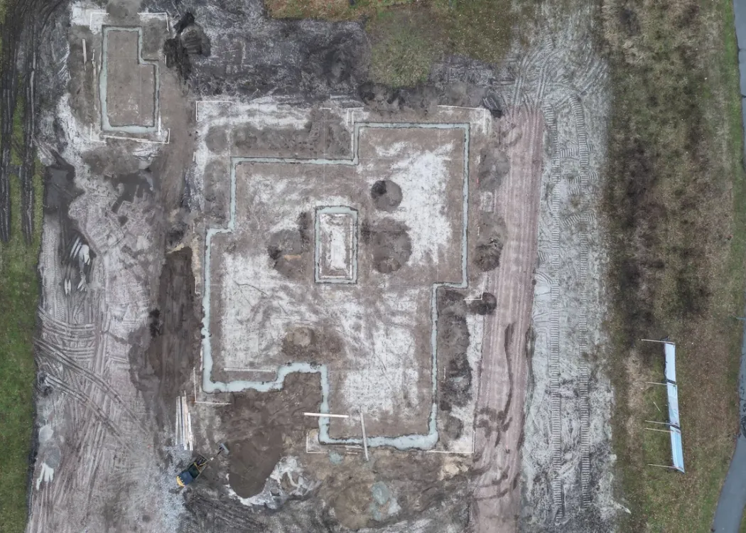 Bauphase der Tierarztpraxis Hohne im Harzklint aus der Vogelperspektive. Sichtbar sind die vorbereiteten Erdarbeiten mit Fundamentgräben und ersten Strukturen, das Gelände ist noch uneben.