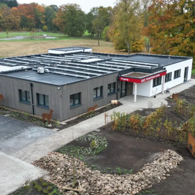 Flaches Gebäude der Tierarztpraxis Hohne mit Eingangsschild 'Eingang' und Figuren von Tieren v