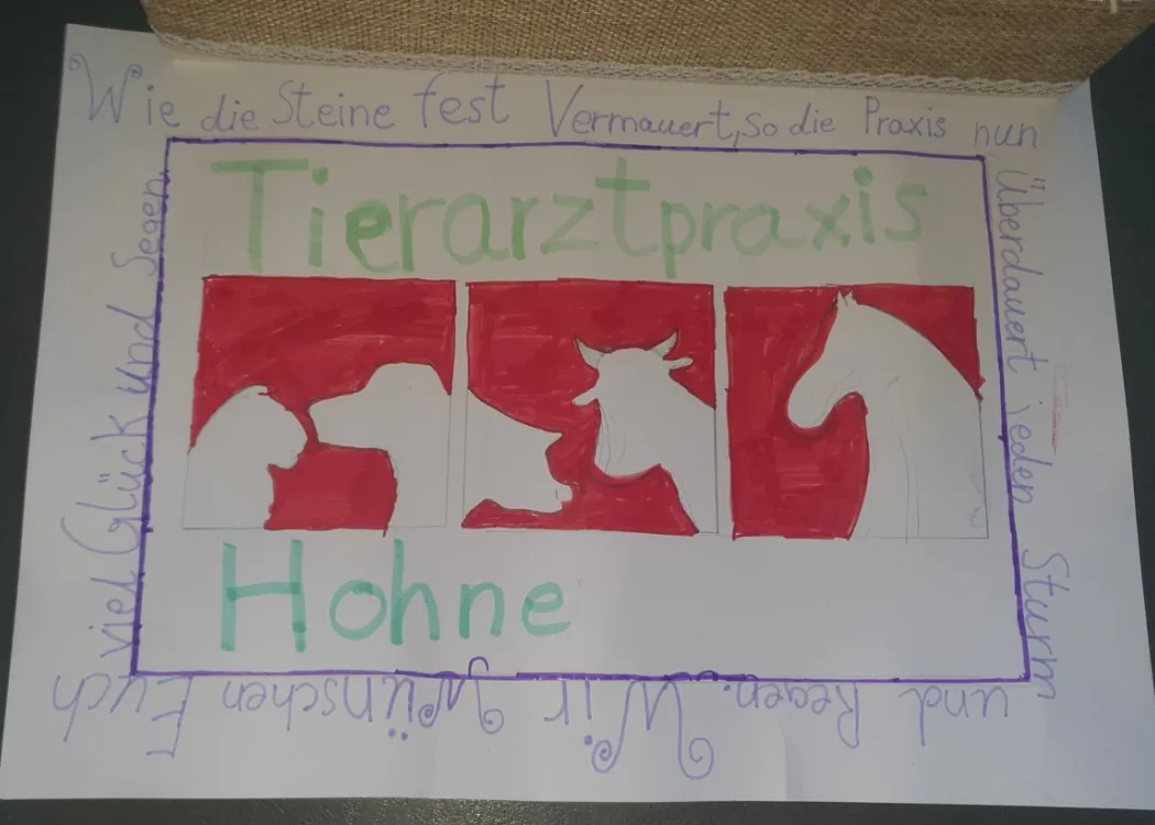 Handgemaltes Plakat mit der Aufschrift „Tierarztpraxis Hohne“. Darunter drei stilisierte Tierköpfe in roter Farbe, eingerahmt von handschriftlichen Notizen, vermutlich von Kindern gestaltet.